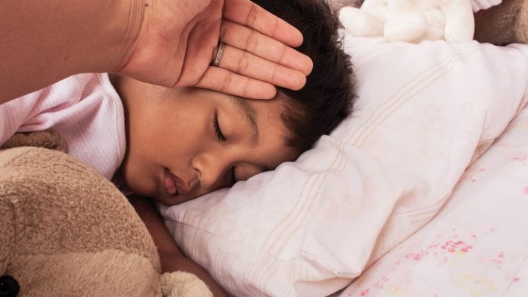 Siang Nampak Cergas, Bila Malam Anak Selalu Demam, Ini Sebabnya!