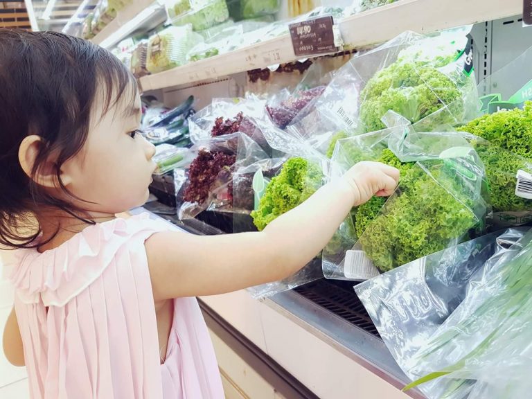 Ketika Memasak &  Mengemas,  Gunakan Sebaik Mungkin Asuh Anak. Ini Triknya!