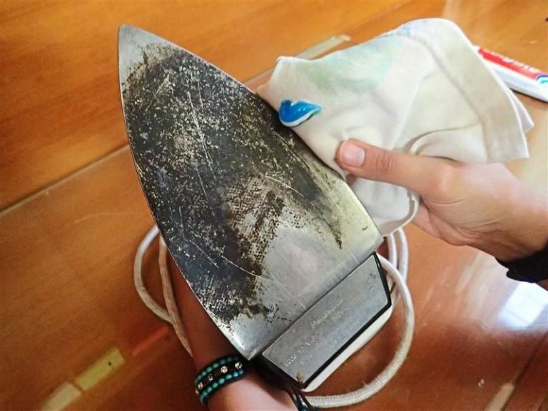 Sakit Mata Lihat Kesan Hangus Pada Seterika.  Hilangkan Sepantas Kilat Dengan 3 Cara Ini, Mudah!