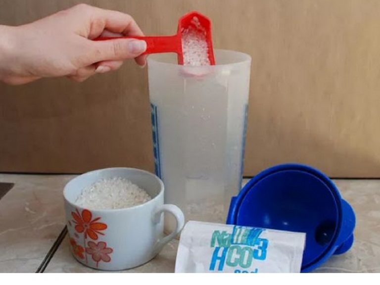 3 Cara Mudah Bersihkan Celah Botol Minuman Yang Berdaki Dan Berbau. Ibu-Ibu Patut Cuba!