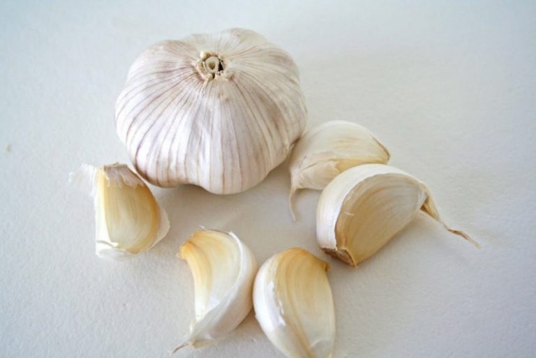 Kupas Bawang Putih Tanpa Pisau. Sah,  Anak Kecil Pun Boleh Tolong Buat!