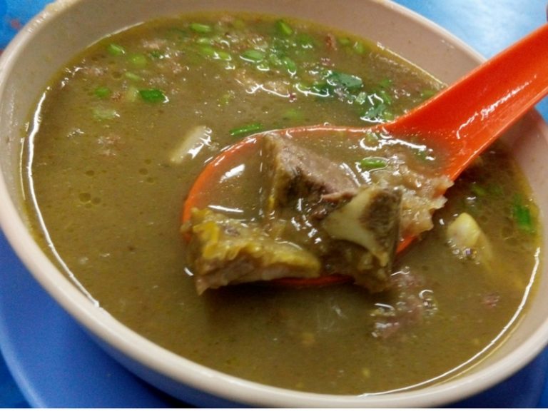 Ikut Cara Ini Jika Ibu-Ibu Mahu Buang Lemak Dalam Sup. Serius, Patut Cuba!