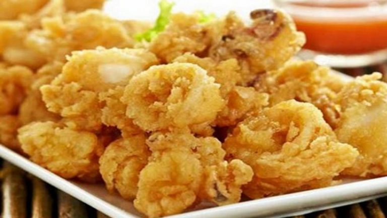 Cuba Tip Ini Jika Ibu-Ibu Mahu Pastikan Tepung Tak ‘Lerai’ Dari Sotong Ketika Menggoreng
