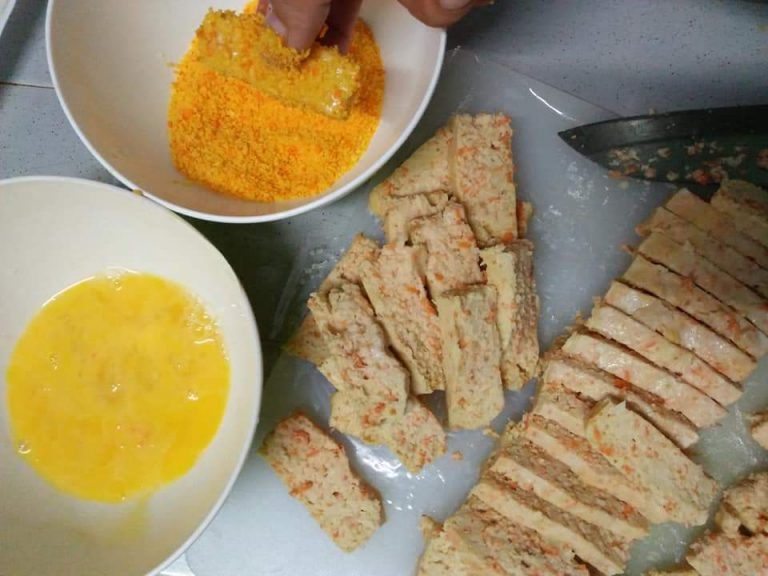 Buat Nugget Ayam Dari Air Tangan Sendiri.  Mestilah Paling Sedap!