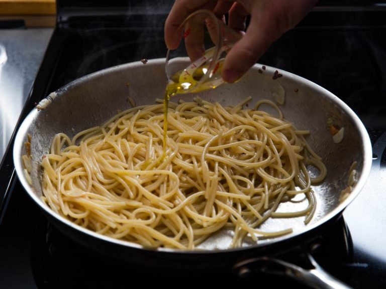 Tetamu Confirm Makan Bertambah,  Bila Tuan Rumah Masak Aglio Olio Ikut Resipi Ni!