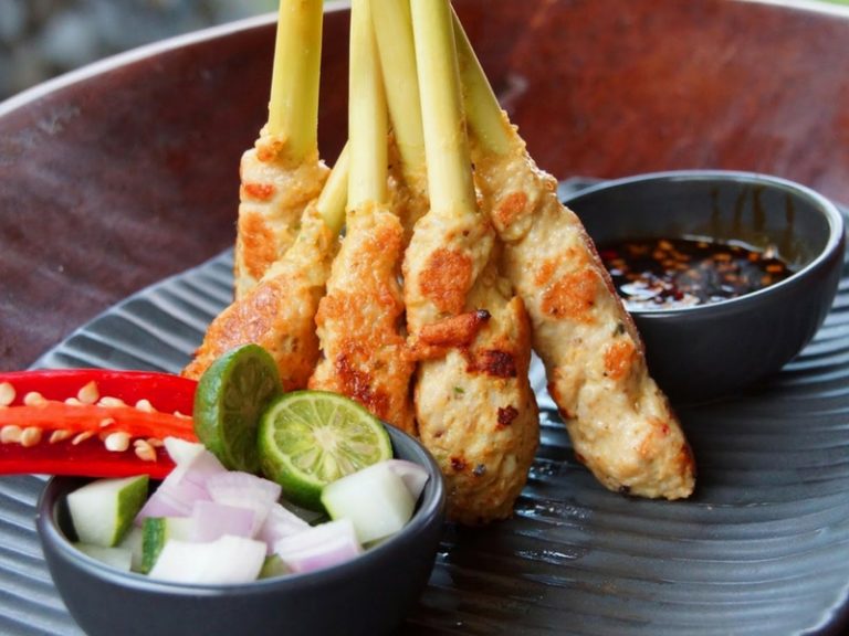 Buat Sendiri Sate Lilit, Ikut Resipi Istimewa Kepulauan Bali Yang Enak Banget Ini!