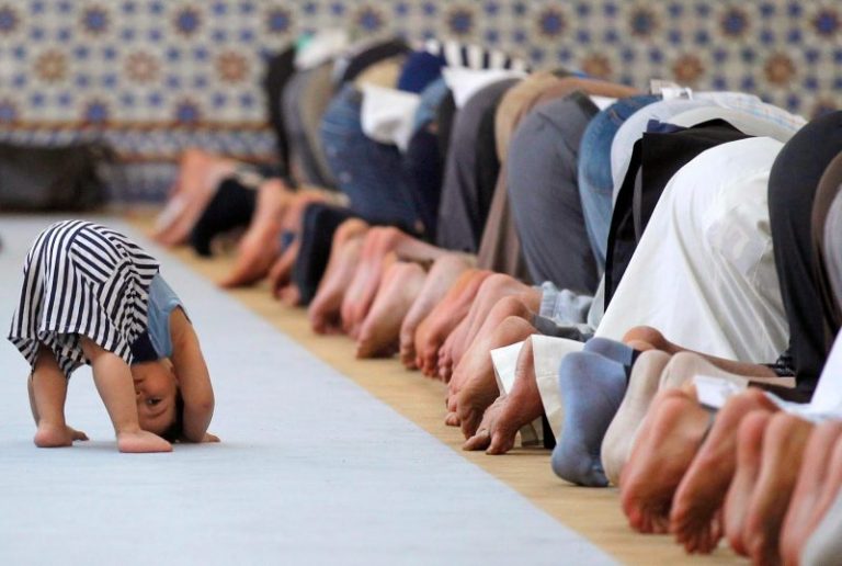 Nak Bawa Anak Solat Tarawih, Panduan Anak Tak Meragam Di Masjid