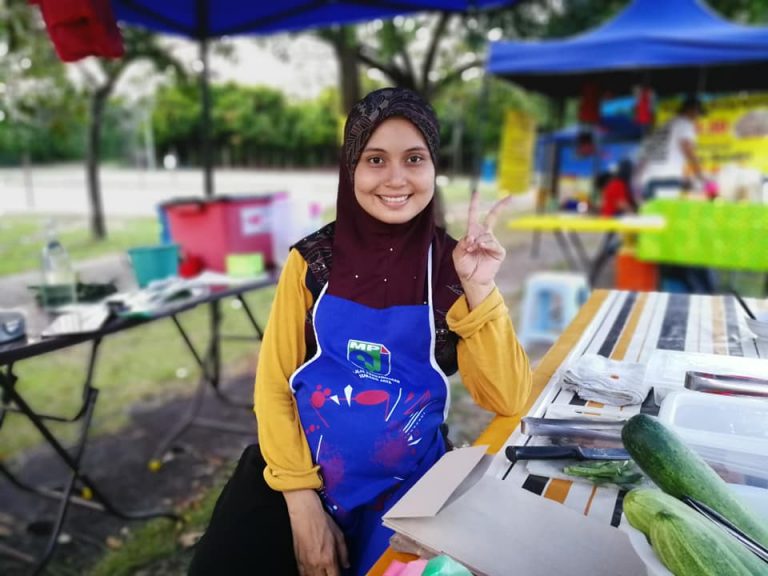 Pernah Buka Butik, Kini Berniaga Makanan Tepi Jalan. Ibu Ni Terus Struggle Cari Rezeki!
