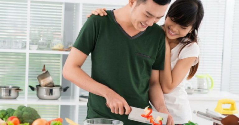 Supaya Rumahtangga Romantis, Ini 7 Tip Untuk Suami Pikat Hati Isteri