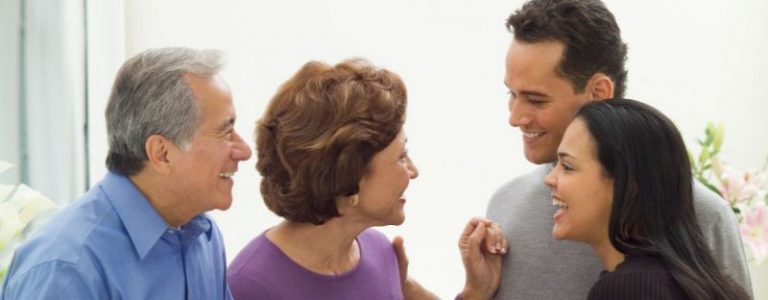 Nak Jadi Menantu Kesayangan, Pujilah Pasangan Dihadapan Ibu Bapanya. Barulah Sweet!