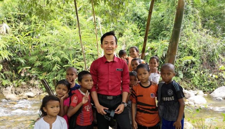 Setiap Hari Anak-anak Ini Kena Redah Hutan Selama 45 Minit. Namun Tidak Sedikit Pun Gerun Demi Menuntut Ilmu!