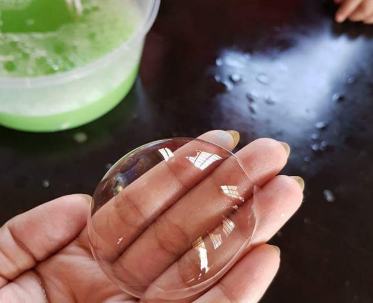 Anak-anak Lagi Seronok Masa Cuti Ni,  Bila Kita Sama-sama Buat Bubble Buatan Sendiri!