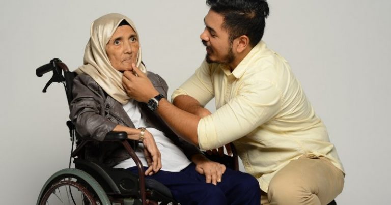 “Hilang Kawan Boleh Dicari, Hilang Ibu Tiada Pengganti.” Lelaki Ini Nekad Bawa Ibu Bercuti Guna Kerusi Roda. Tabiklah!