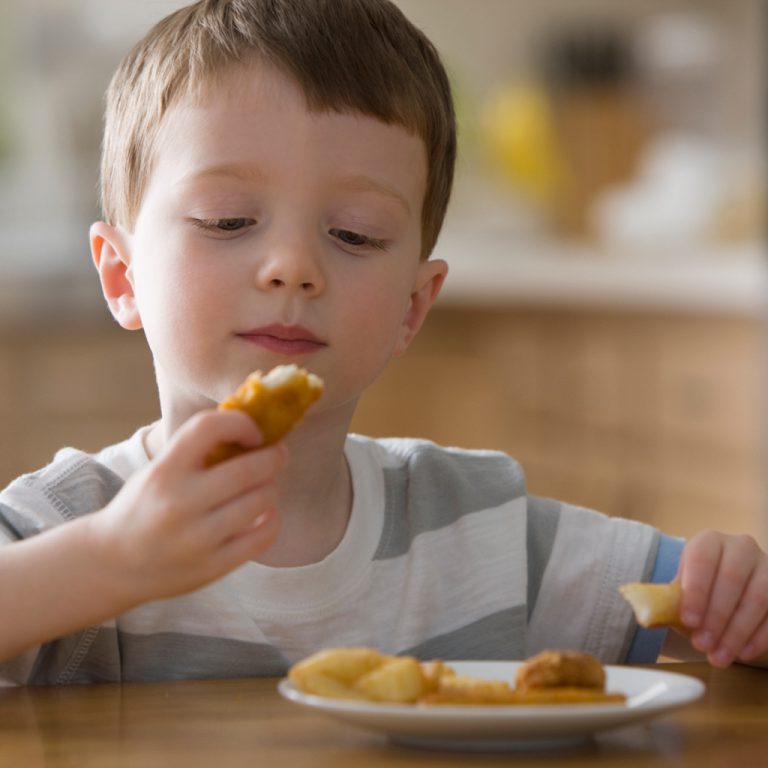 Kurang-Kurangkan Makanan Tinggi Proses, Tak Elok Untuk Anak!