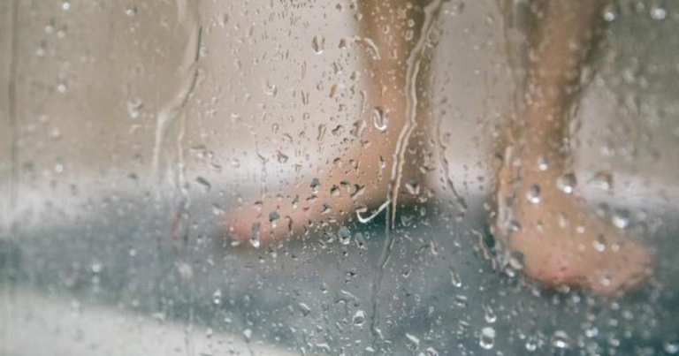 “Jangan Mandi Malam, Nanti Paru-Paru Berair!” Betul Ke? Ini Jawapannya