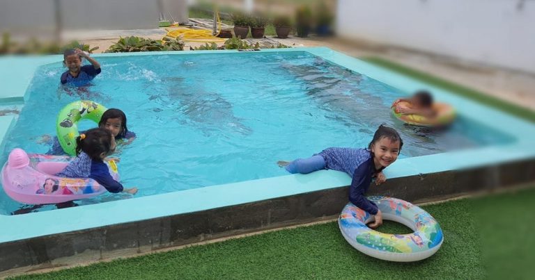 Biarlah Cerewet Sikit Bab Nak Bawa Anak Mandi Kolam. Bimbang Boleh Jatuh Sakit Kalau Tak Hati-hati!