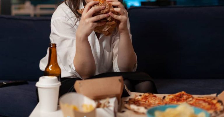 Jangan Biasakan Makan Berat Tengah Malam, Doktor Ini Kongsi Risiko Yang Bakal Hadapi!