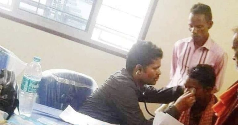 Nampak Lucu, Tapi Ada Sebab Doktor Letak Stetoskop Bahagian Lain Dari Dada!