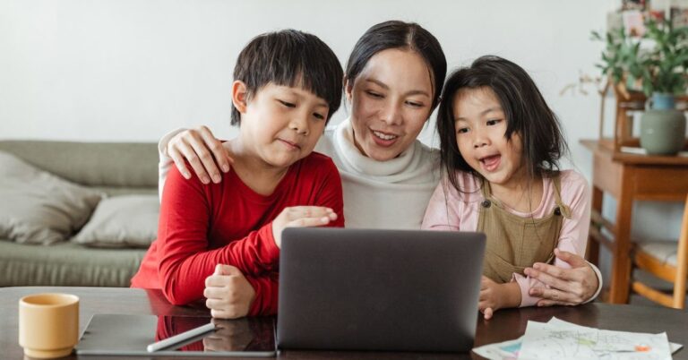 Teknik Bercakap Dan Peluk Anak Berbeza Ikut Jantina Anak, Barulah Anak-anak Mendengar Kata