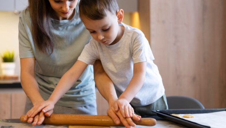 Ajar Anak Lelaki Buat Kerja Rumah, Penting Supaya Mereka Hargai Kerja ‘Orang Perempuan’