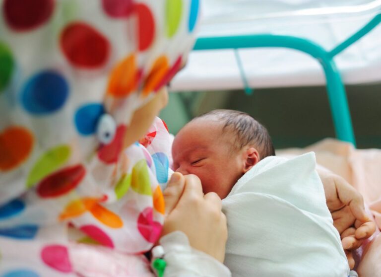Kadang Tak Perasan, Anak Yang Terkesan, 6 Kesilapan Cara Simpan Susu Ibu Wajib Elak!