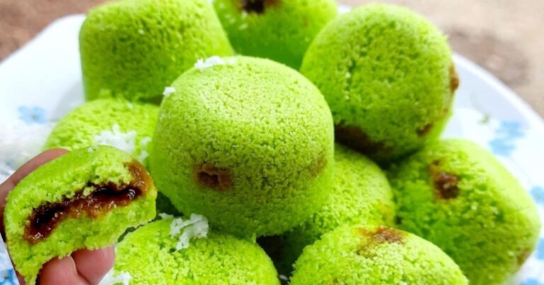 Putu Piring Pandan Inti Padat Gula Merah, Makan Panas-Panas Memang Sedap!
