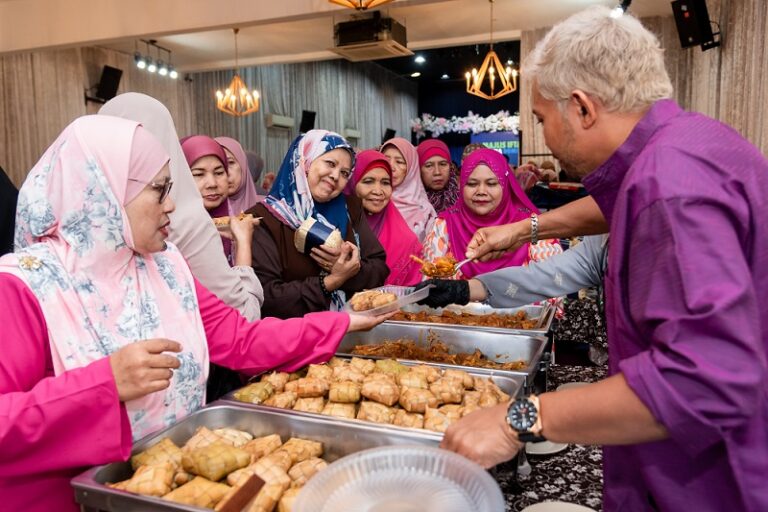 Say No To Rendang, Raya Ni Seisi Keluarga Makan Piza Cheese Volcano Sate Terbaru Domino’s Pizza