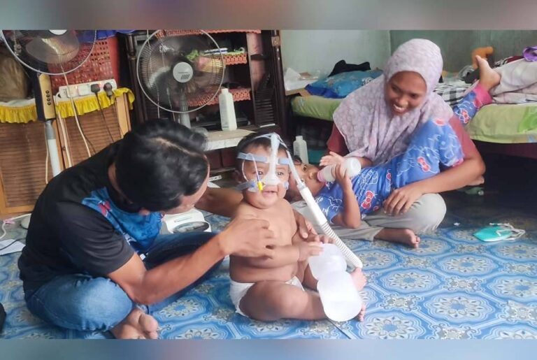 “Satu-Satunya Kenderaan Kami Ada” Bapa Tular Bawa Anak Sakit Naik Motor Ulang Alik Hospital!