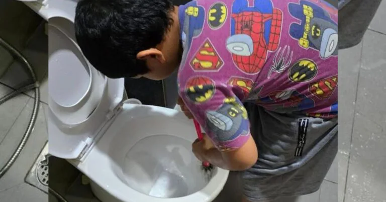 Bapa Kongsi Rutin Harian Elak Anak Main Gajet, “Anak-Anak Kena Ikut Undang-Undang Dirumah”