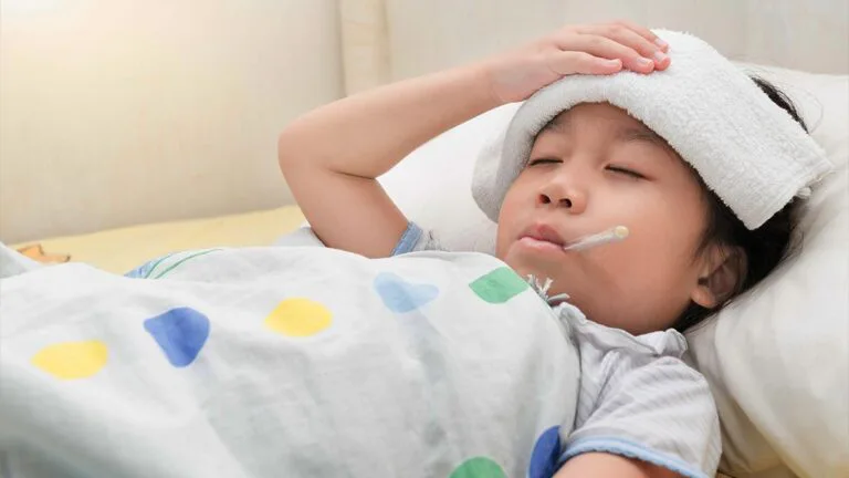 Demam Berlarutan Lebih Tiga Hari, Doktor Dedah Risiko Bahaya Kepada Anak