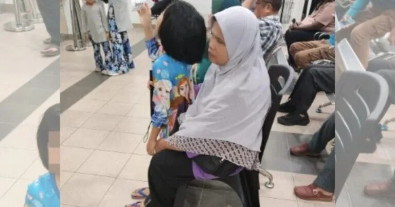 Budak Perempuan Dipuji Pandai Berdikari, Bawa & Urus Ibu OKU Penglihatan Ke Klinik Sentuh Hati Ramai!