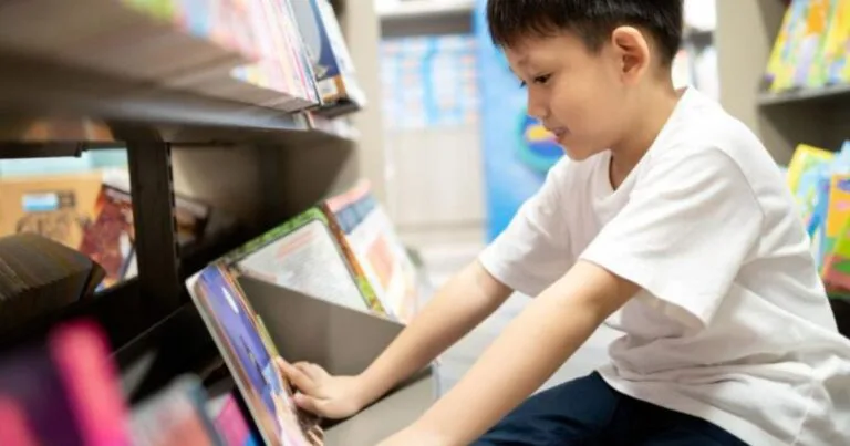 Anak Gemar Baca Komik Jangan Halang, Ada Banyak Kelebihannya!