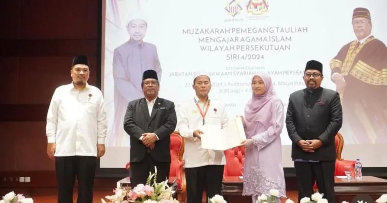 Farhatul Fairuzah Terima Tauliah Mengajar Dalam Usia 24 Tahun, “Sama-sama Kita Belajar, Sampaikan Walau Satu Ayat”