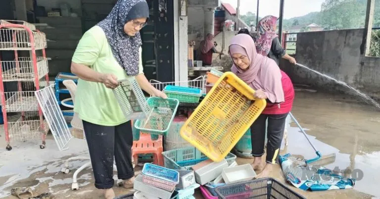 Penoreh Getah Ambil Upah Jadi Tukang Cuci, Rezeki Musim Banjir