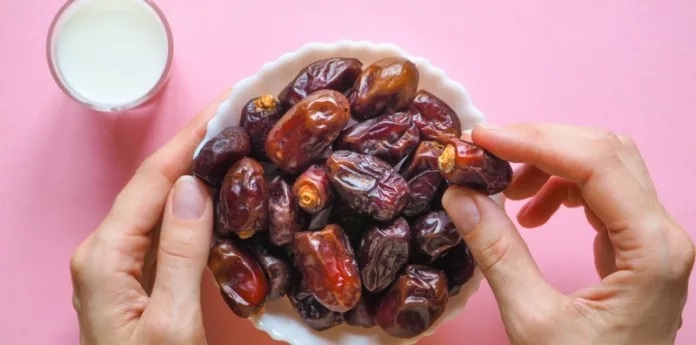 CARA-BERSIHKAN-BUAH-KURMA