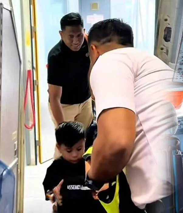 Pilot Beri Duit Raya Pada Penumpang-“Niat Saya Nak Kongsi Rezeki, Gembirakan Mereka”