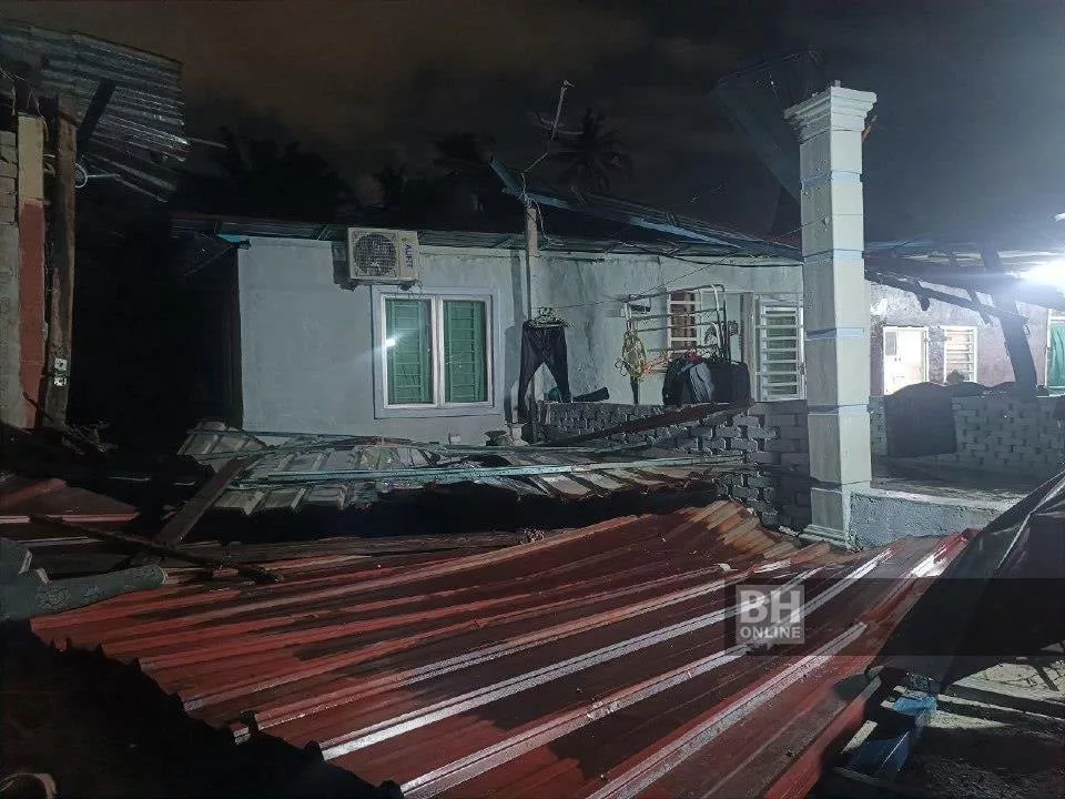 Bumbung Rumah Terangkat Akibat Ribut – “Saya Terketar-ketar Sambil Memegang Erat Cucu”