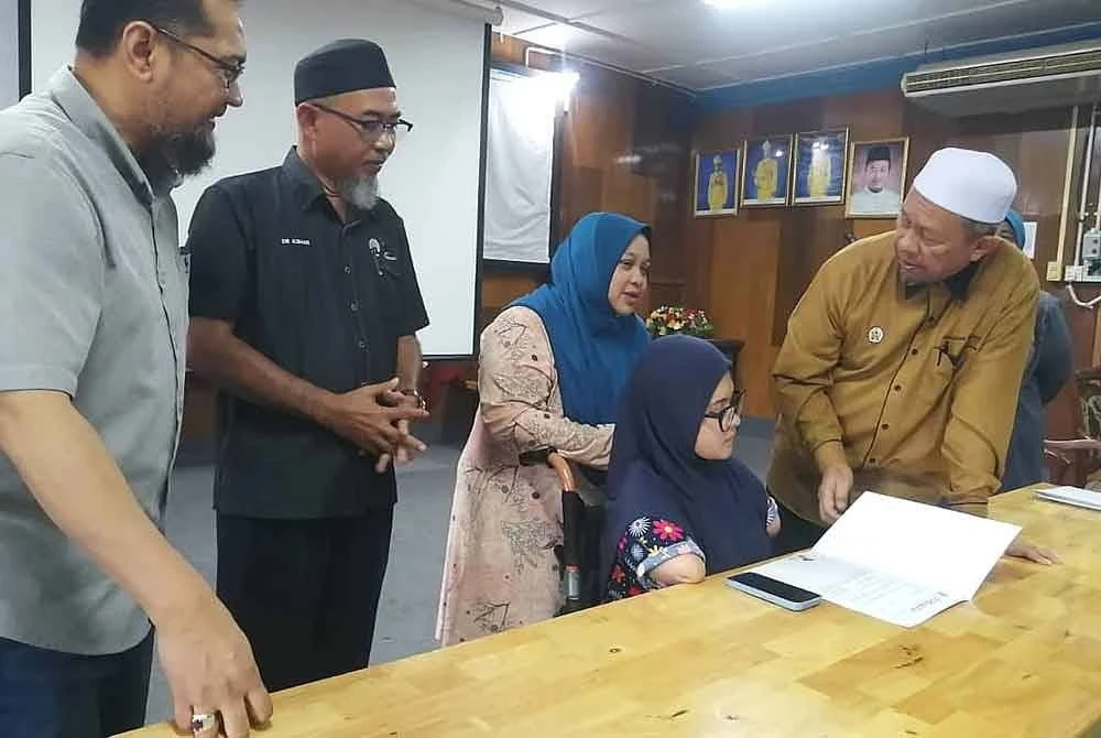 Gadis Kudung Kaki Dan Tangan Terharu Dapat Sambung Pengajian