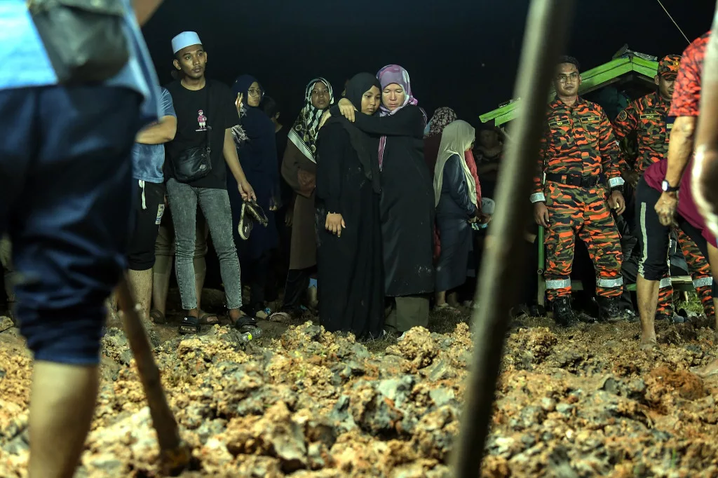 Enam Beranak Mangsa Tragedi Sungai Korok Selamat Dikebumikan Dalam Satu Liang Lahad