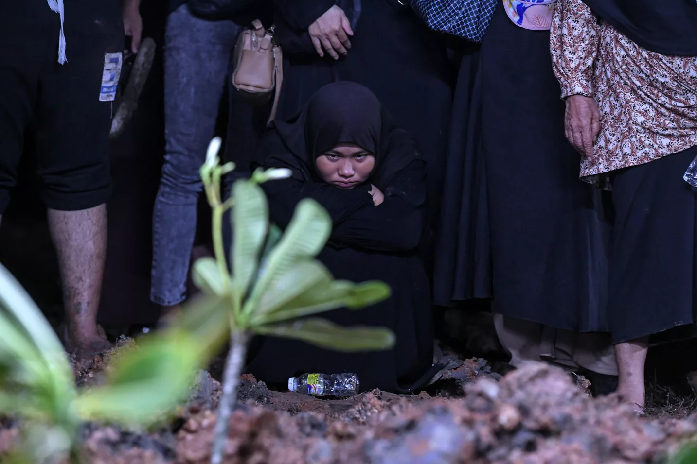 Enam Beranak Mangsa Tragedi Sungai Korok Selamat Dikebumikan Dalam Satu Liang Lahad