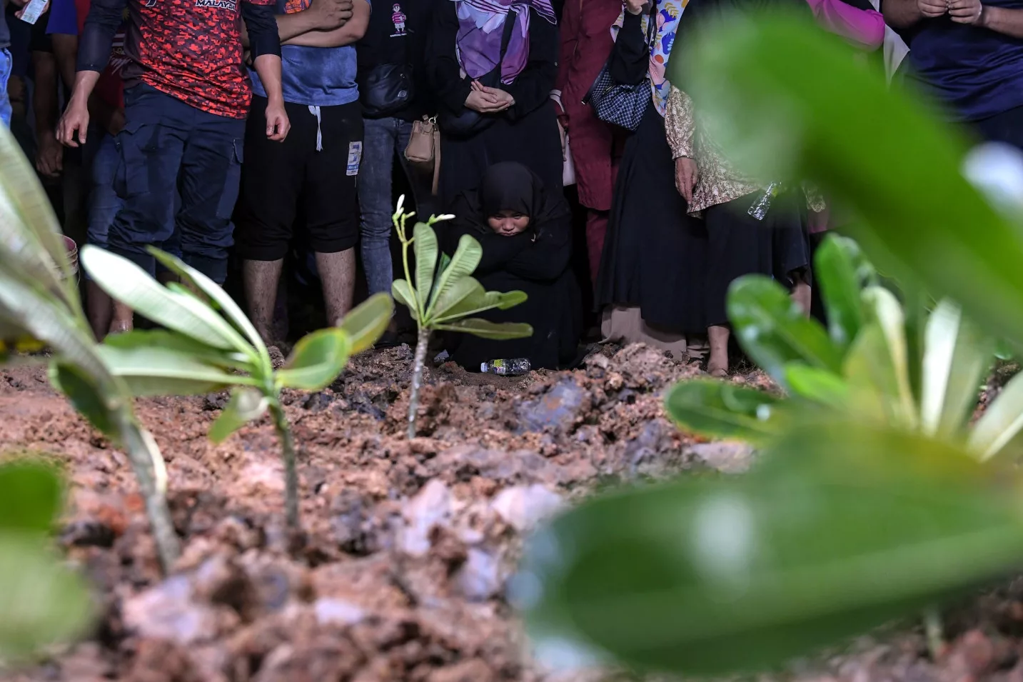 Enam Beranak Mangsa Tragedi Sungai Korok Selamat Dikebumikan Dalam Satu Liang Lahad