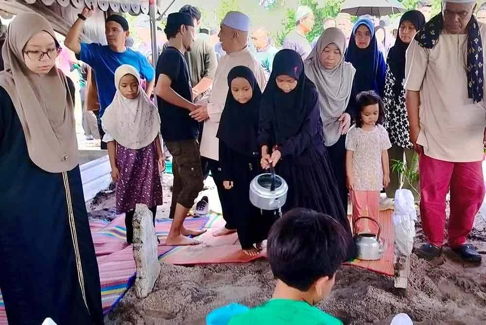 Suami Isteri Maut Ford Mustang Terbabas Di Jalan Segamat-Kuantan Selamat Dikebumikan Dalam Satu Liang Lahad