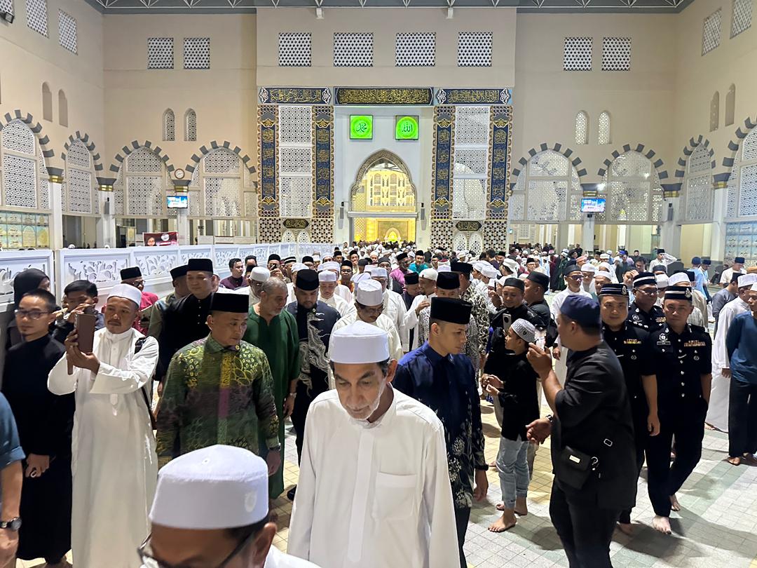 Solat Hajat Untuk Zara Qairina, Masjid Bandaraya Kota Kinabalu Dihadiri Ribuan Jemaah