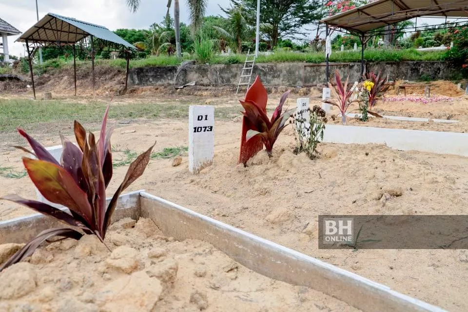 Proses Gali Semula Kubur Syamsul Haris Hari Ini, Tanah Perkuburan Mula Dipenuhi Orang Ramai