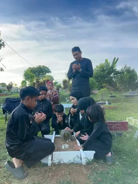 Anak Bongsu Genap Setahun, Zaquan Adha, Ayu Raudhah Ziarah Pusara- “Selamat Ulang Tahun, Anak Syurgaku…”