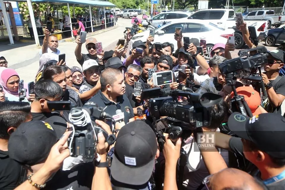 Ibu Zara Qairina Menangis Ketika Proses Pengecaman, Peguam Nafi Video Tular & Kutipan Dana Yuran Guaman