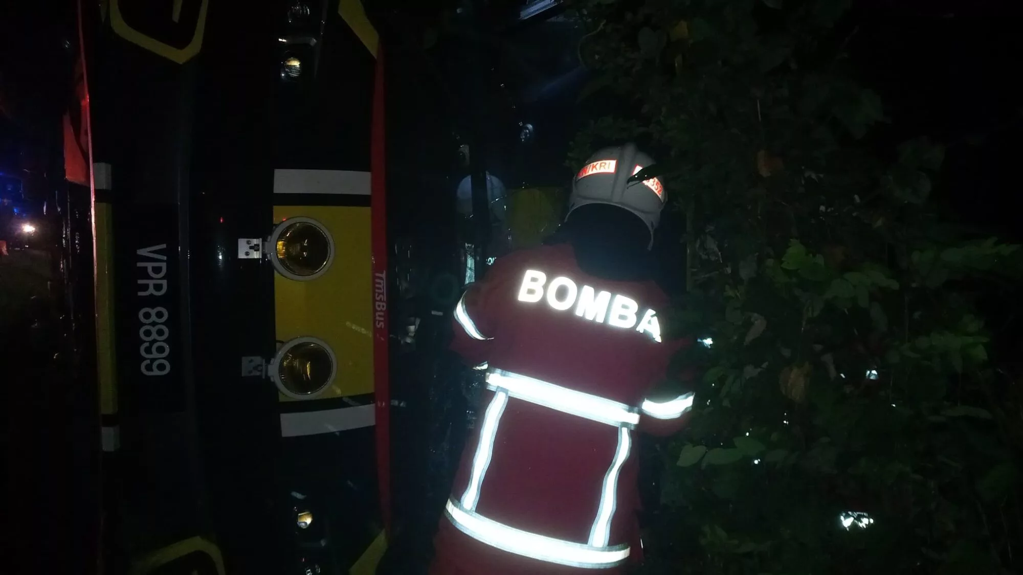 Bas Ekspres Terbalik Di Kuala Krai, Tiga Mangsa Cedera Ringan 20 Bas Ekspres Terbalik Di Kuala Krai, Tiga Mangsa Cedera Ringan