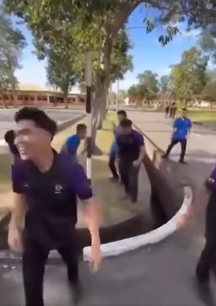 "Bergurau Melampau Juga Satu Bentuk Buli" - Dr Asyraf Wajdi- Tular Video Pelajar Dihayun Alat Sulit Ke Tiang Papan Tanda 10 “Bergurau Melampau Juga Satu Bentuk Buli” – Dr Asyraf Wajdi- Tular Video Pelajar Dihayun Alat Sulit Ke Tiang Papan Tanda