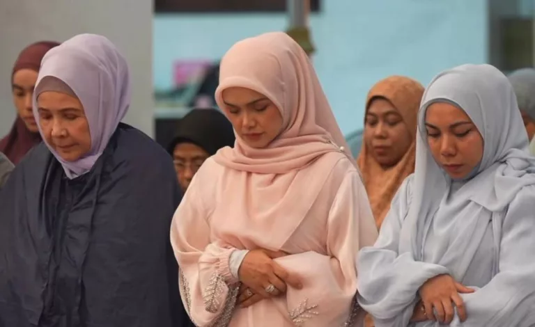 Solat Tanpa Telekung! Penjelasan Sahih & Fakta Penting Isu Siti Nurhaliza 5 Solat Tanpa Telekung! Penjelasan Sahih & Fakta Penting Isu Siti Nurhaliza