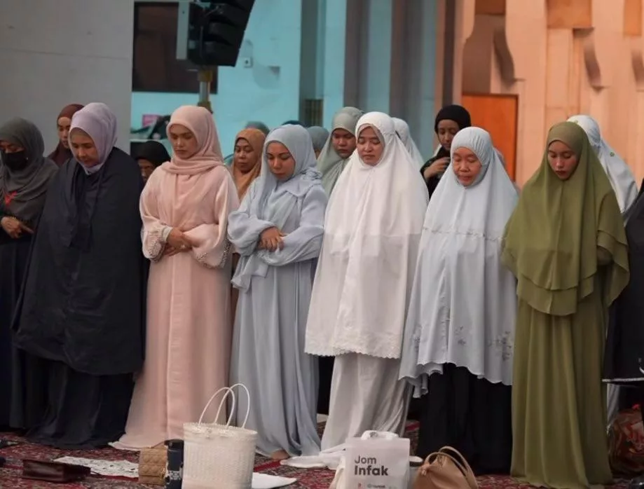 Solat Tanpa Telekung! Penjelasan Sahih & Fakta Penting Isu Siti Nurhaliza 4 Solat Tanpa Telekung! Penjelasan Sahih & Fakta Penting Isu Siti Nurhaliza
